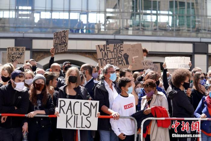 当地时间6月6日，约1.5万人聚集在柏林亚历山大广场举行示威，纪念在美国警察暴力执法中丧生的乔治·弗洛伊德，抗议种族主义和警察暴力。<a target='_blank' href='http://www.chinanews.com/'>中新社</a>记者 彭大伟 摄