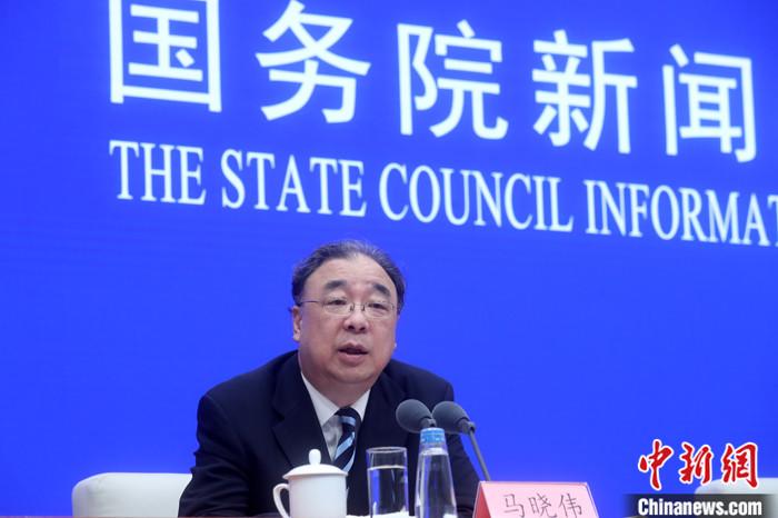 6月7日,国务院新闻办公室发表《抗击新冠肺炎疫情的中国行动》白皮书,并在北京举行新闻发布会。面对中国隐瞒新冠肺炎疫情的论调,中国国家卫生健康委员会主任马晓伟表示,这种说法严重违背事实,中国政府没有任何延误和隐瞒。
中新社记者 张宇 摄 6月7日,国务院新闻办公室发表《抗击新冠肺炎疫情的中国行动》白皮书,并在北京举行新闻发布会。面对中国隐瞒新冠肺炎疫情的论调,中国国家卫生健康委员会主任马晓伟表示,这种说法严重违背事实,中国政府没有任何延误和隐瞒。
中新社记者 张宇 摄