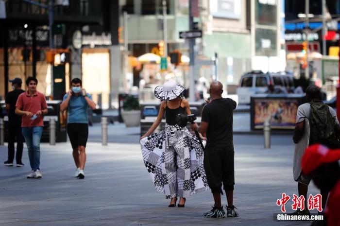 当地时间6月8日，纽约市民在时代广场拍摄个人写真照片。<a target='_blank' href='http://www.chinanews.com/'>中新社</a>记者 廖攀 摄