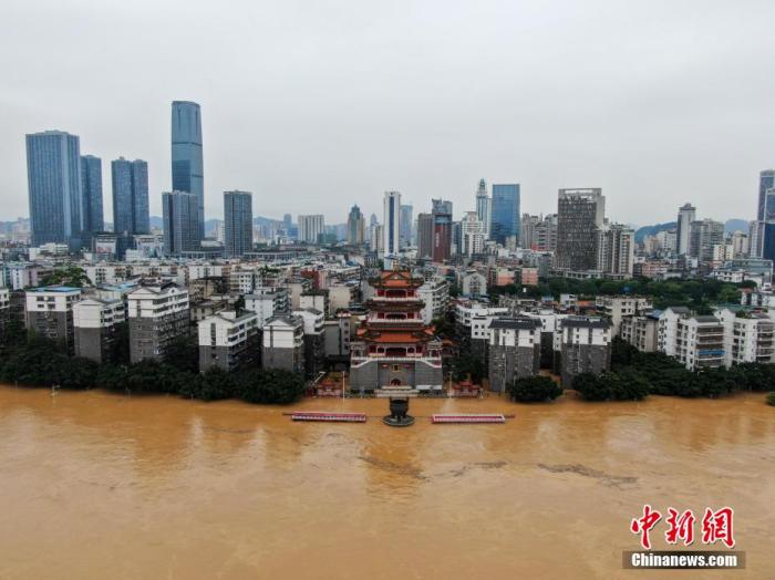 资料图：根据广西气象部门消息，广西10日多地遭仍有中到大雨，局地有暴雨到大暴雨。目前本轮大范围降雨过程已经临近尾声，预计11日后整个过程基本结束。图为滨江西路的西来寺被浸泡在洪水之中。 王以照 摄