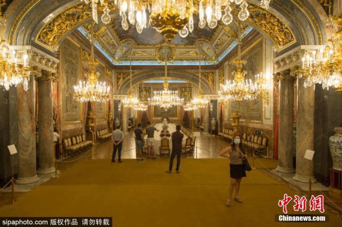 资料图：当地时间6月10日，西班牙马德里，马德里皇宫(The Royal Palace of Madrid)重新对公众开放。图片来源：Sipaphoto 版权作品 禁止转载