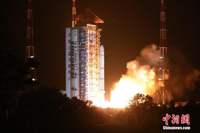 6月11日2时31分，中国在太原卫星发射中心用长征二号丙运载火箭成功发射海洋一号D星。该星将与海洋一号C星组成中国首个海洋民用业务卫星星座。郑逃逃 摄