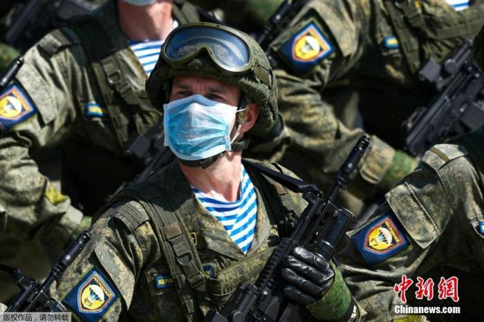 当地时间6月10日，在俄罗斯纪念卫国战争胜利75周年阅兵前，士兵带着口罩在莫斯科近郊阿拉比诺的军事基地进行彩排。