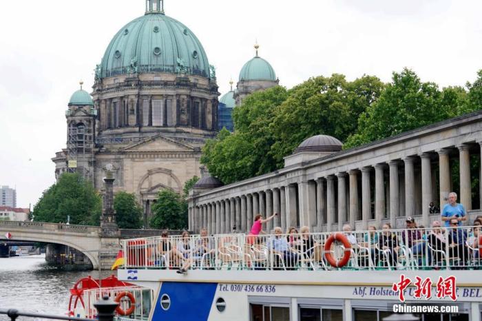 资料图：6月12日下午，一艘游船上的游客以柏林大教堂为背景自拍。
<a target='_blank' href='http://www.chinanews.com/'>中新社</a>记者 彭大伟 摄