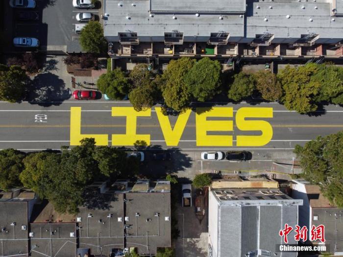 当地时间6月13日，美国旧金山市政厅附近的街面上，出现用黄油漆涂写的巨幅“Black Lives Matter”(黑人的命也是命)字样。由美国明尼苏达州白人警察暴力执法致非洲裔男子乔治·弗洛伊德死亡一事在美国引发的全国性示威活动已持续多日，相关壁画、字样也出现在美国多地。
<a target='_blank' href='http://www.chinanews.com/'>中新社</a>记者 刘关关 摄