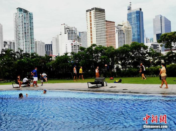 6月14日，菲律宾首都大马尼拉地区的社区泳池开放，民众进行没有身体接触的户外运动。<a target='_blank' href='http://www.chinanews.com/'>中新社</a>记者 关向东 摄