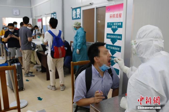 6月15日，民众在医院进行咽拭子采样。
中新社记者 殷立勤 摄
