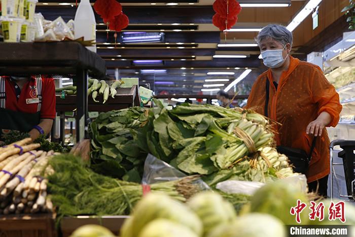 6月15日，市民在北京市西城区一家超市内采购蔬菜。当日，据中国国家统计局网站发布的数据，5月份，全国居民消费价格同比上涨2.4%，涨幅比4月份回落0.9个百分点；环比下降0.8%。1-5月份，全国居民消费价格同比上涨4.1%。在食品烟酒价格中，鲜菜下降8.5%。
<a target='_blank' href='http://www.chinanews.com/'>中新社</a>记者 蒋启明 摄