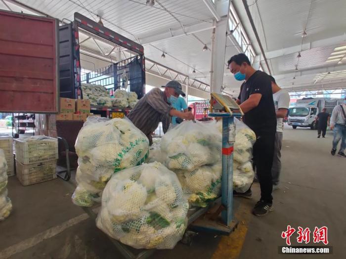 6月16日，河北新发地市场内，采购人员正在进行蔬菜交易。据市场内的商户介绍，北京新发地市场休市后，河北新发地市场内的北京采购商多了起来，但果蔬的整体供应量并没有受到影响，价格也比较平稳。 <a target='_blank' href='http://www.chinanews.com/'>中新社</a>记者 王天译 摄