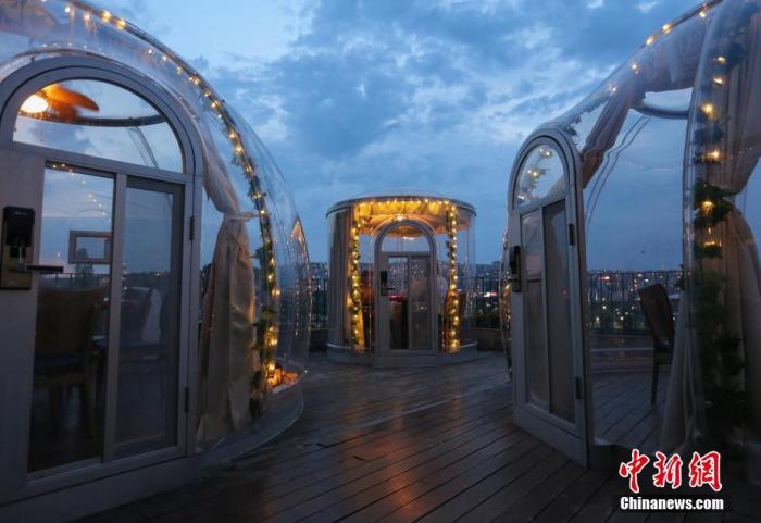 当地时间2020年6月16日,土耳其伊斯坦布尔,为保持用餐期间“社交距离”,一家餐厅设置了“圆顶”形状的隔离用餐区。土耳其从6月1日起解除一系列新冠肺炎疫情防控措施。 图片来源:视觉中国 当地时间2020年6月16日,土耳其伊斯坦布尔,为保持用餐期间“社交距离”,一家餐厅设置了“圆顶”形状的隔离用餐区。土耳其从6月1日起解除一系列新冠肺炎疫情防控措施。 图片来源:视觉中国