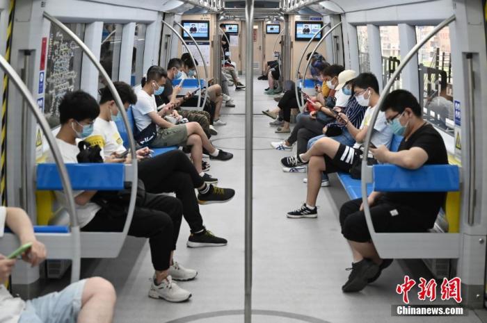 6月17日，北京市民乘坐地铁S1号线出行。6月16日晚，北京市应急响应级别由三级调至二级。中新社记者 张兴龙 摄