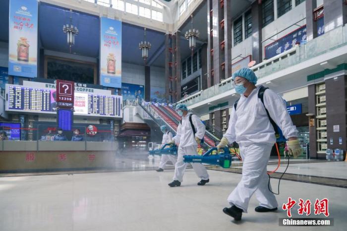 资料图：6月18日，工作人员身着防护服在北京站内开展消杀作业。<a target='_blank' href='http://www.chinanews.com/'>中新社</a>记者 贾天勇 摄