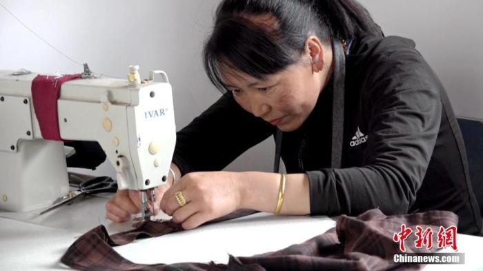 资料图：拉萨首个“社区工厂”为不少城市留守妇女提供就业岗位，让她们实现增收。 <a target='_blank' href='http://www.chinanews.com/'>中新社</a>记者 贡桑拉姆 摄