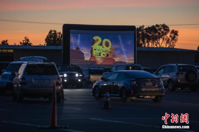 当地时间6月19日，美国加利福尼亚州圣马特奥县居民在一处停车场改建的汽车电影院看电影。
<a target='_blank' href='http://www.chinanews.com/'>中新社</a>记者 刘关关 摄