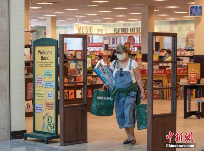 资料图：当地时间6月19日，美国加利福尼亚州圣马特奥县居民在一处大型购物中心内的书店购物。 <a target='_blank' href='http://www.chinanews.com/'>中新社</a>记者 刘关关 摄