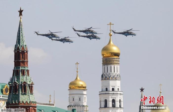 当地时间6月20日上午，俄罗斯圣彼得堡市举行了胜利日阅兵总彩排。来自俄罗斯西北联邦军区的4500名军事人员列队通过冬宫广场，接受检阅，包括T-72坦克，S-400防空系统和伊斯坎德尔导弹在内的100多件武器装备，卡-52武装直升机以及苏-35战斗机等30架军用飞机也参加了当日的彩排。为了纪念俄罗斯卫国战争胜利75周年，圣彼得堡市将于当地时间6月24日在冬宫广场举行阅兵庆祝活动。俄军方表示，彩排开始前，俄罗斯辐射化学和生物防护部队对冬宫广场进行了全面消毒。