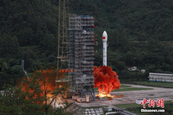 北京时间6月23日9时43分，中国在西昌卫星发射中心用长征三号乙火箭发射北斗三号全球卫星导航系统最后一颗组网卫星。 胡煦劼 摄