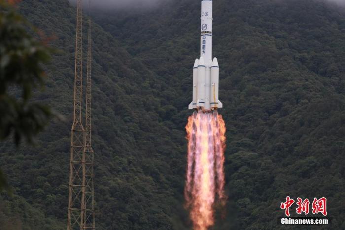 北京时间6月23日9时43分，中国在西昌卫星发射中心用长征三号乙火箭发射北斗三号全球卫星导航系统最后一颗组网卫星。 胡煦劼 摄