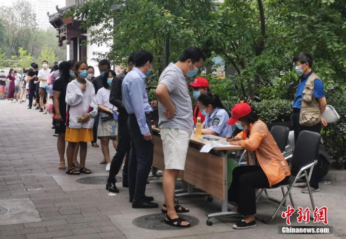 资料图：6月23日，北京西城鸭子桥社区的居民在社区内排队办理社区出入证。
<a target='_blank' href='http://www.chinanews.com/'>中新社</a>记者 杜洋 摄