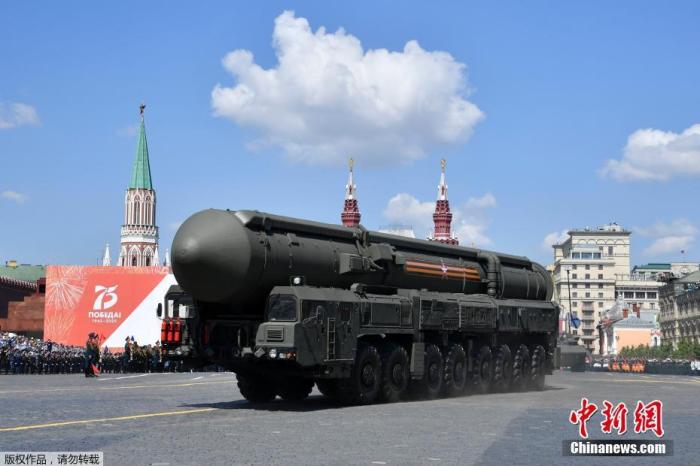 当地时间6月24日，绰号白杨-M的RS-24洲际弹道导弹接受检阅。
