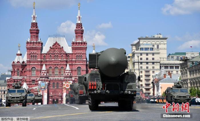 2020年6月24日，俄罗斯纪念卫国战争胜利75周年红场阅兵式举行。图为绰号白杨-M的RS-24洲际弹道导弹接受检阅。