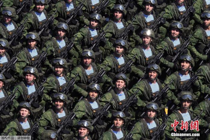 当地时间6月24日，俄罗斯纪念卫国战争胜利75周年红场阅兵式举行。图为俄罗斯士兵接受检阅。