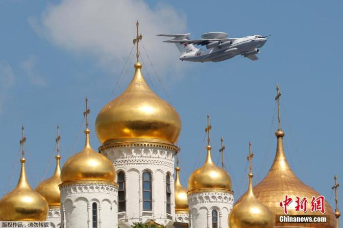 当地时间6月24日，俄罗斯纪念卫国战争胜利75周年红场阅兵式举行。图为A-50预警机飞过大教堂上空。