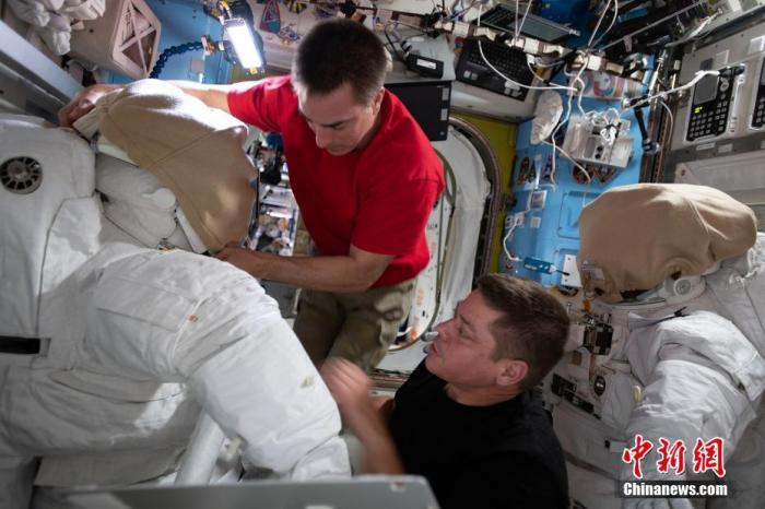 6月24日报道，美国宇航员克里斯托弗·卡西迪（左）和罗伯特·本肯将于6月26日和7月1日从国际空间站出发进行两次太空行走，以便更换电池。图为二人在准备太空服。图片来源：视觉中国