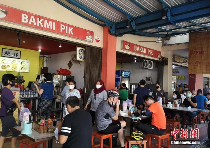 资料图：6月27日，位于印尼首都雅加达北部PIK华人区的巴刹(农贸市场之意、印尼语叫Pasar)热闹如常。印尼卫生部当天下午通报，该国当天新增新冠肺炎确诊病例1385例、为疫情发生以来单日新增病例最高，累计确诊52812例。图为市场内的小面馆。
<a target='_blank' href='http://www.chinanews.com/'>中新社</a>记者 林永传 摄