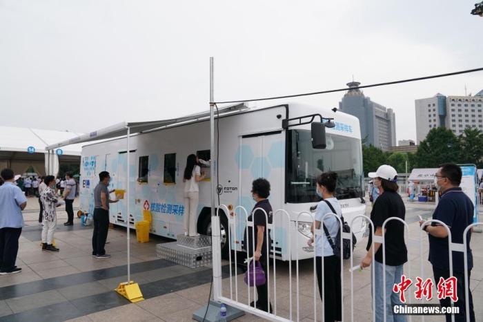 资料图：6月28日，北京市民排队参加核酸检测。<a target='_blank' href='http://www.chinanews.com/'>中新社</a>记者 苏丹 摄