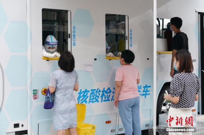 资料图：北京市民在核酸检测采样车处进行核酸检测。<a target='_blank' href='http://www.chinanews.com/'>中新社</a>记者 苏丹 摄