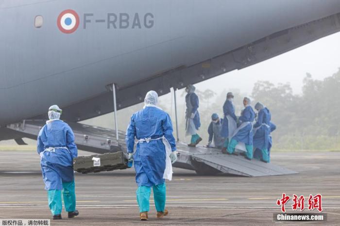 当地时间6月28日，法国海外省法属圭那亚空军基地，医务人员在军用运输机空客A400M中等待将新冠肺炎患者疏散到法属西印度群岛的医院。