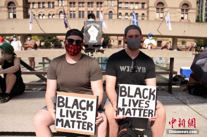 当地时间6月28日，示威者在加拿大多伦多市政厅广场参加集会时，手举写有“黑人的命也是命”的标语牌。当日，示威者在多伦多再度举行集会，反对针对黑人等有【se】人种、原住民、“性小众”群体等的系统性种族主义和歧视，并呼吁市政当局削减警务开支，改革警务系统。<em></em>
中新社记者 余瑞冬 摄