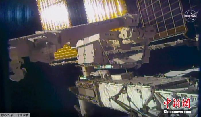 6月29日消息，一名太空行走的宇航员当地时间26日新添了围绕地球旋转的垃圾：他刚刚走出国际空间站打算更换电池时，就丢掉了一面小镜子。据美联社6月26日报道，指令长克里斯·卡西迪说，这面镜子是以每秒约1英尺(约合0.3米)的速度飘走的。美国太空飞行地面指挥中心说，这面镜子不知何故从卡西迪的太空服上掉了下来。美国国家航空航天局(NASA)称，丢掉的镜子对太空行走和空间站都未构成危险。