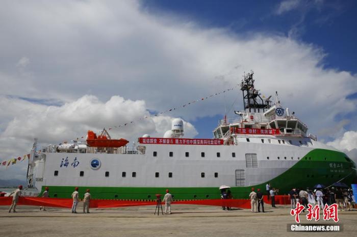 6月28日，载人潜水器支持保障母船“探索二号”船抵达三亚崖州湾科技城南山港，正式入列。中新社记者 王晓斌 摄