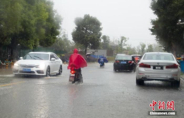 资料图：湖北武汉，市民在大雨中骑车出行。
<a target='_blank' href='http://www.chinanews.com/'>中新社</a>记者 张畅 摄