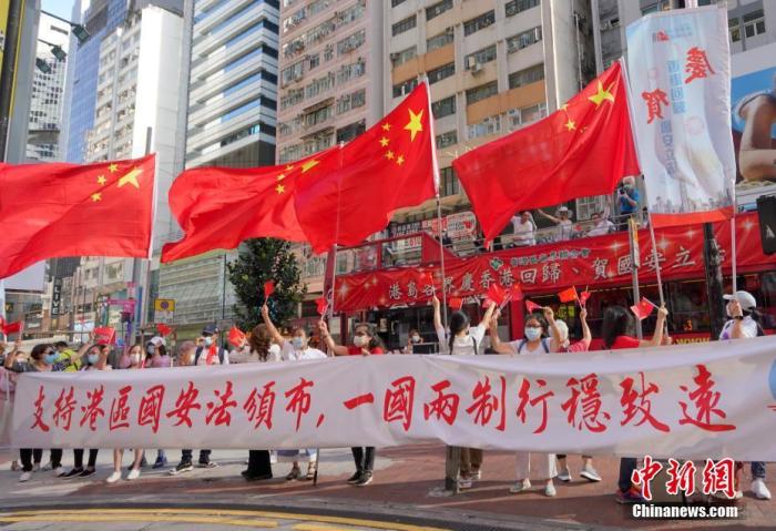 6月30日下午。一众香港市民来到铜锣湾街头举行“支持港区国安法唱国歌”活动。大家挥舞五星红旗和香港区旗,高唱国歌与《我和我的祖国》等爱国歌曲,赢得街头市民的阵阵掌声。图为支持国安法的市民与“港岛各界庆香港回归、贺国安立法”巡游巴士在铜锣湾街头相遇。
记者 张炜 摄 6月30日下午。一众香港市民来到铜锣湾街头举行“支持港区国安法唱国歌”活动。大家挥舞五星红旗和香港区旗,高唱国歌与《我和我的祖国》等爱国歌曲,赢得街头市民的阵阵掌声。图为支持国安法的市民与“港岛各界庆香港回归、贺国安立法”巡游巴士在铜锣湾街头相遇。
记者 张炜 摄
