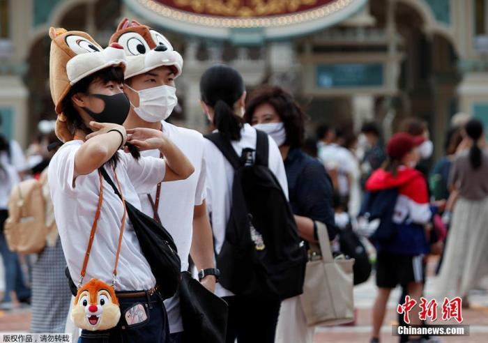 当地时间7月1日，日本东京迪士尼乐园和东京迪士尼海洋乐园恢复营业。单日入园人数将控制在以往半数以下。园方规定，游客入园前须测量体温，超过37.5度者不得入园。