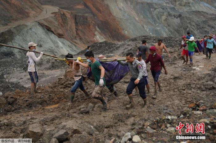 当地时间7月2日，缅甸帕敢翡翠矿区发生大规模塌方后，部分遇难者遗体被抬出现场。据法新社报道，该事故目前已造成至少162人遇难。据报道，7月2日早上，帕敢辖区会卡村发生土方塌方事故，近200名个体玉矿拾捡者被冲走。