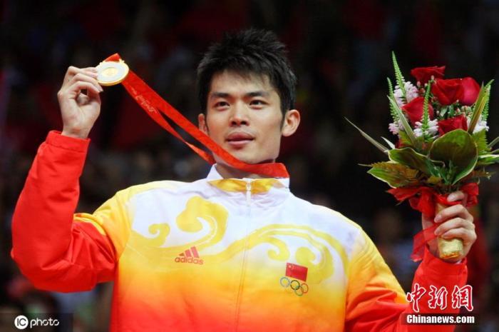 2008年8月17日，2008北京奥运会羽毛球男单决赛，林丹登上最高领奖台。图片来源：ICphoto