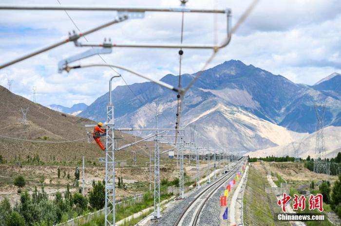 资料图：川藏铁路拉萨至林芝段接触网专业首件工程在西藏山南市扎囊至扎其区间成功建成。 中新社记者 何蓬磊 摄