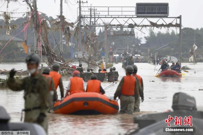 当地时间2020年7月5日，日本熊本县发生罕见暴雨天气，造成河川泛滥和地质灾害，约有30处地方对外交通中断，形同“陆上孤岛”，日本自卫队成员参与救援工作。