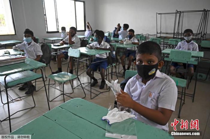 当地时间2020年7月6日，斯里兰卡科伦坡，学校部分年级学生复课。