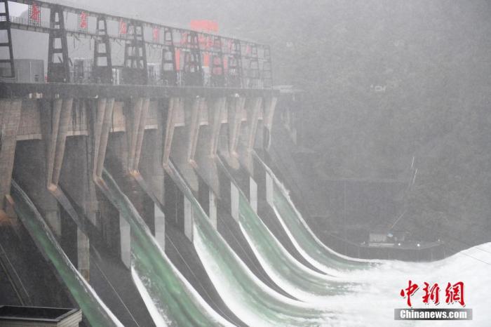资料图：浙江新安江水电站开闸泄洪。中新社记者 张茵 摄
