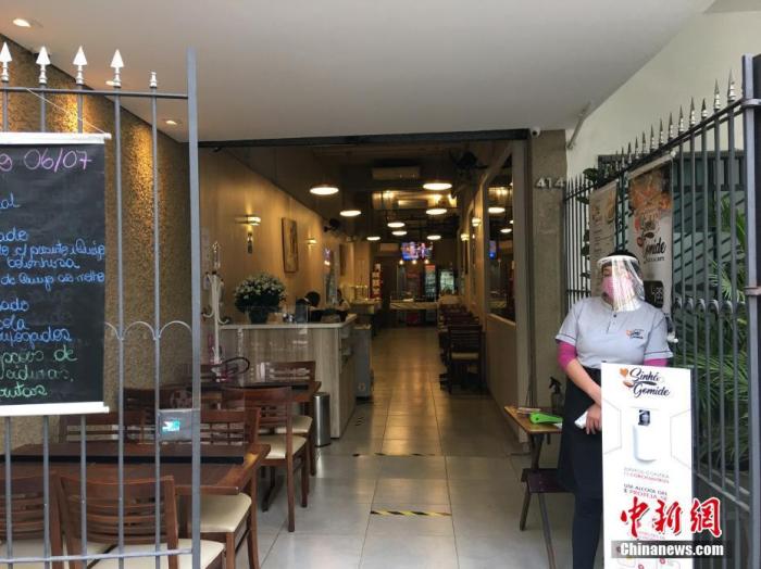 资料图：当地时间7月6日，在巴西圣保罗，一家当地餐厅开门营业。
<a target='_blank' href='http://www.chinanews.com/'>中新社</a>记者 莫成雄 摄
