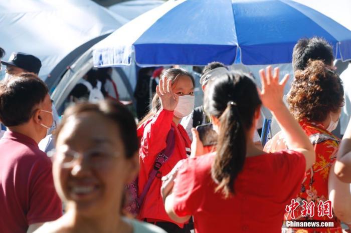 7月7日，北京市第八中学考点，考生与家长挥手告别。
<a target='_blank' href='http://www.chinanews.com/'>中新社</a>记者 韩海丹 摄