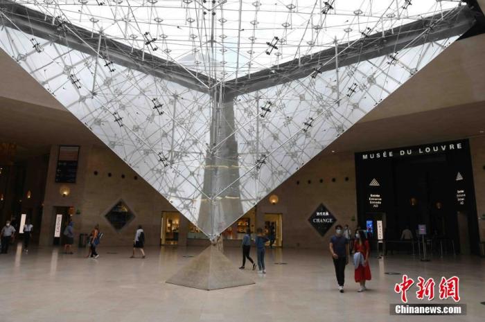 当地时间7月6日，法国巴黎卢浮宫恢复开放，采取严格的疫情防控措施，控制参观人数。受新冠肺炎疫情影响，卢浮宫关闭长达16周。中新社记者 李洋 摄