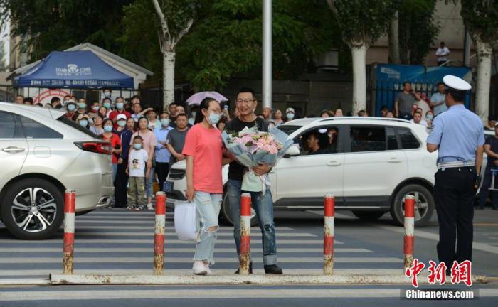 7月8日，内蒙古呼和浩特市一高考考点，考生结束考试后收到来自家长的鲜花。
<a target='_blank' href='http://www.chinanews.com/'>中新社</a>记者 刘文华 摄