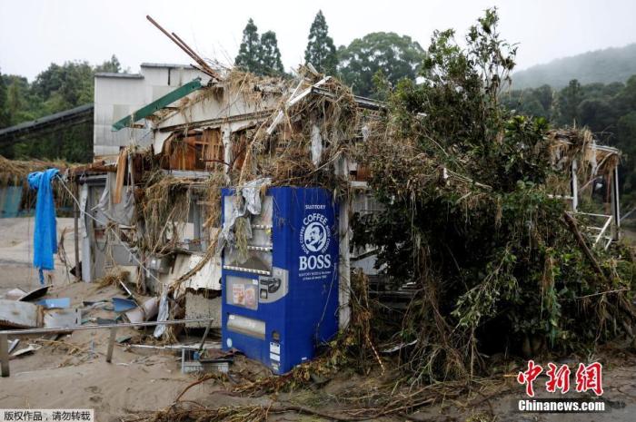当地时间7月9日，日本西南部熊本县熊本市，暴雨引发的洪水过后被摧毁的自动售货机和一个采石场办公室。