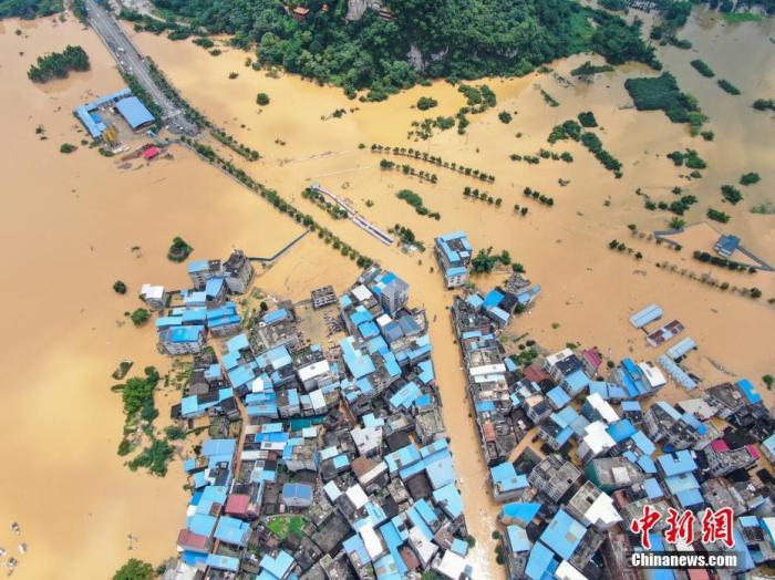 资料图：广西柳州市融水苗族自治县遭遇洪水袭击。中新社记者 王以照 摄